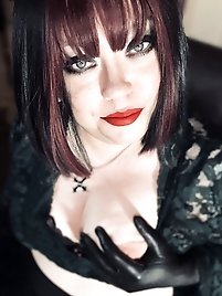 Self-portraits of Tina Snow in the 39th set.