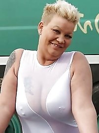 Unbelievable thick M-I-L-F is posing fully nude on pix