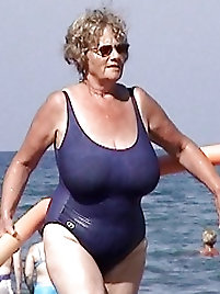 Sensational cougars are showing their sexy ass on picture